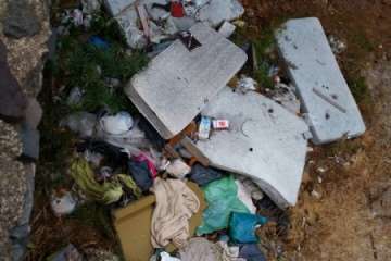 Restos de material con amianto en diversos puntos del municipio (Foto TA)